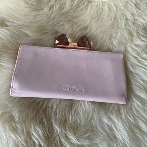 🔥Ted Baker Wallet in Blush. Beautiful 💎 Closure